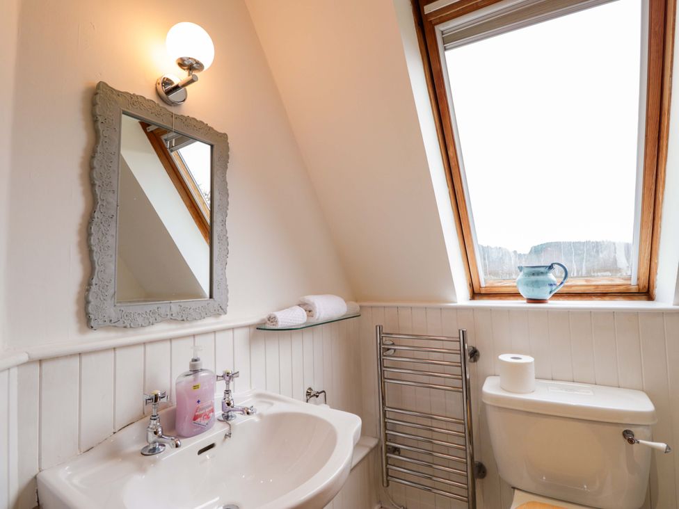 A bathroom with a washbasin and toilet at Inshcraig in Kincraig near Aviemore