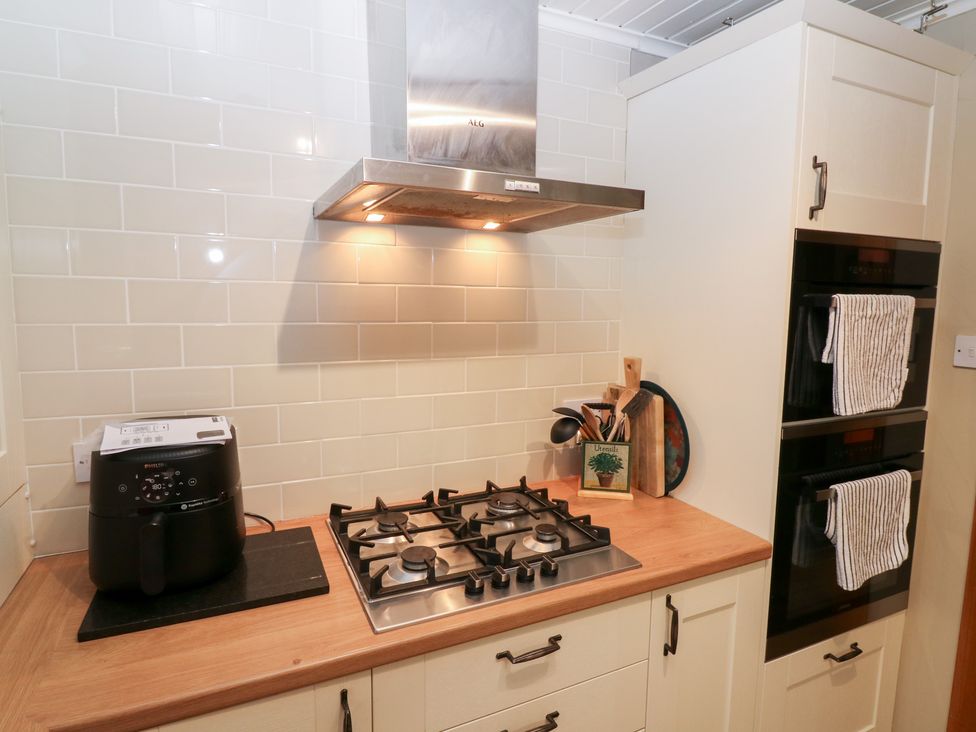 A kitchen with an air fryer and cooking stove at 1 The Cross in Dunkeld