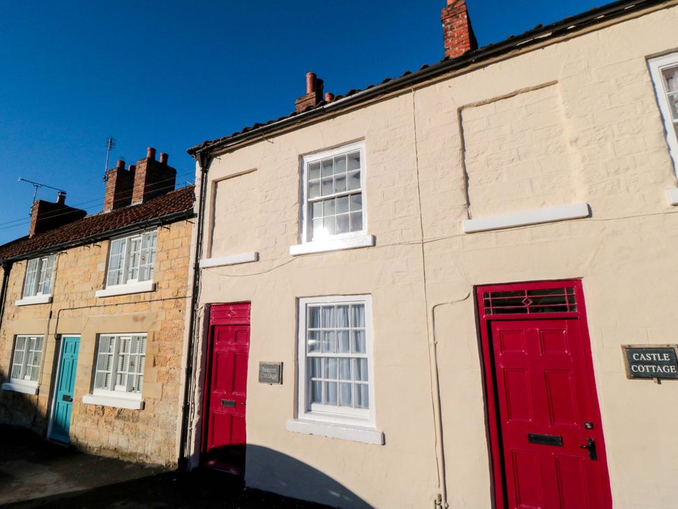 A cottage with colorful doors at Beacon Cottage in Pickering