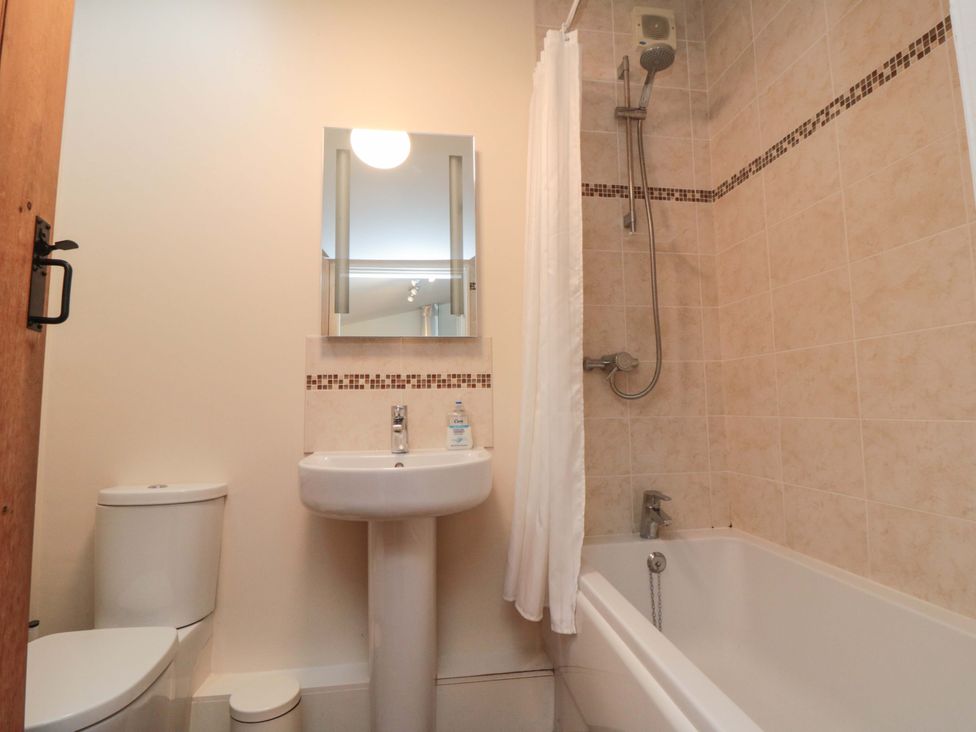 A bathroom with a toilet sink shower and bathtub at Beacon Cottage Pickering