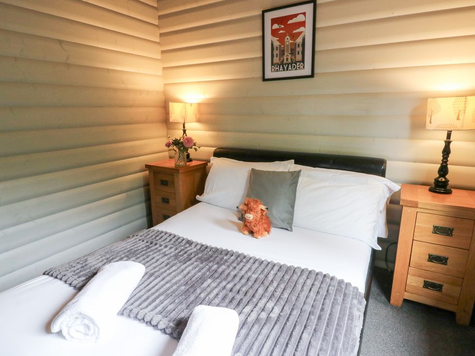 A bedroom with a bed and lamps at Mountain View in Rhayader