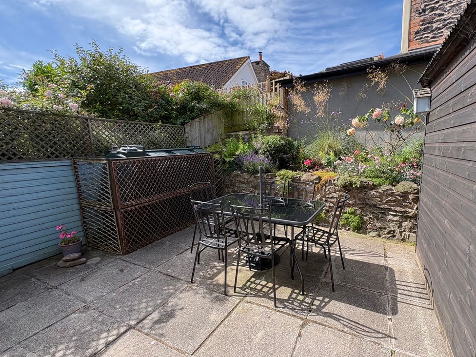 A garden with a table and chairs at 3 Lowerbourne Terrace in Porlock