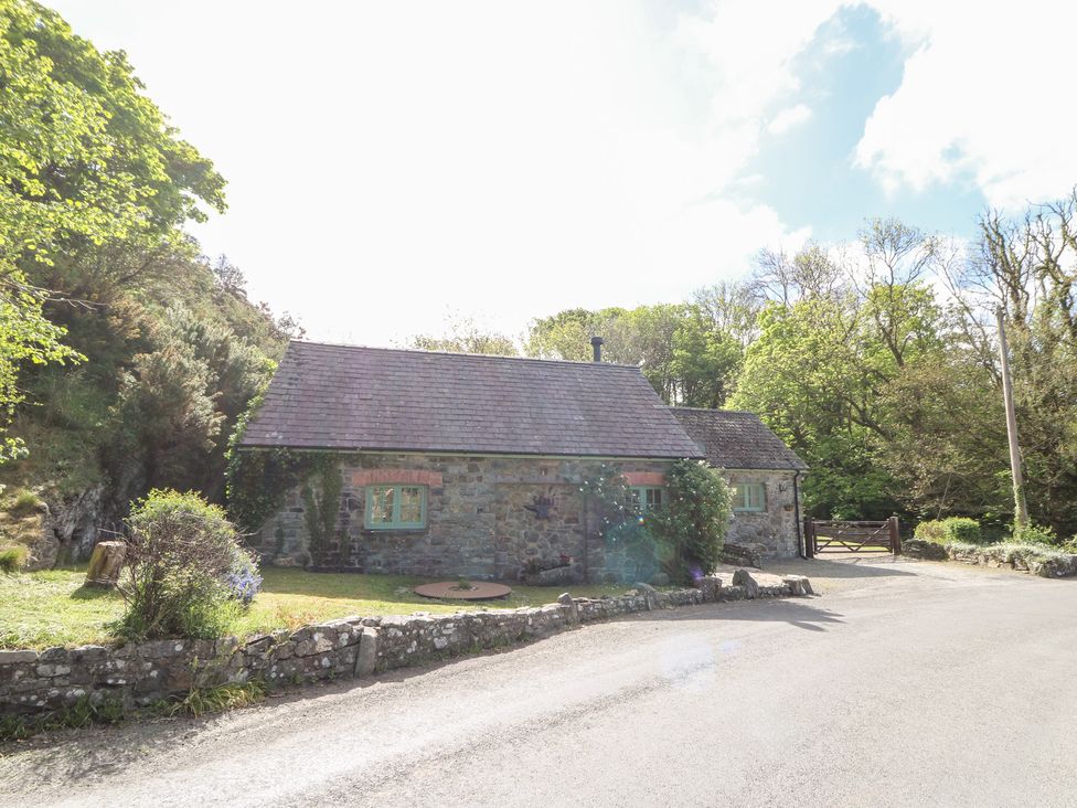 Glyn Yr Efail - South Wales - 1039765 - thumbnail photo 2