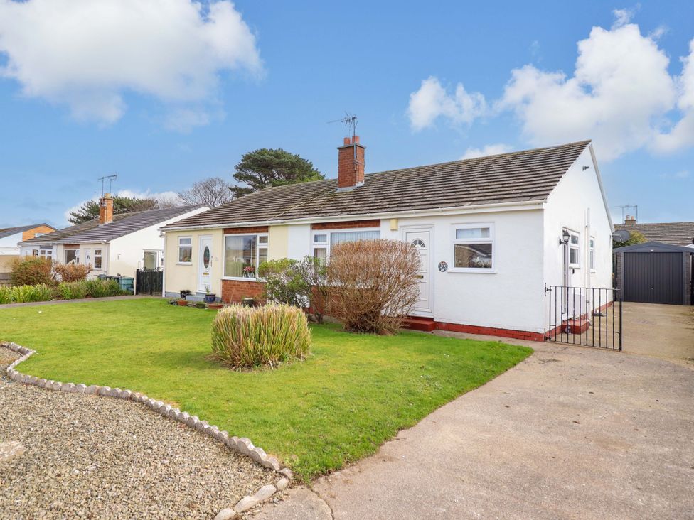 A house with a garden and pathway at Castle Cove in Abergele