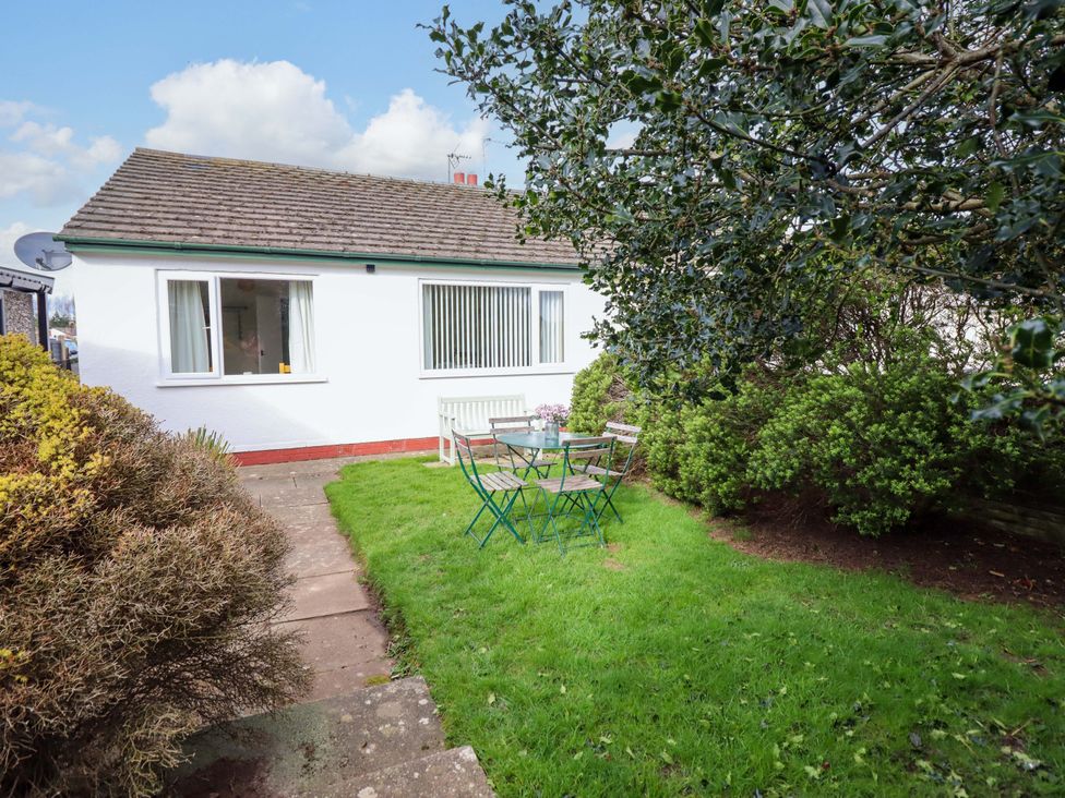 A garden with a table and chairs at Castle Cove in Abergele