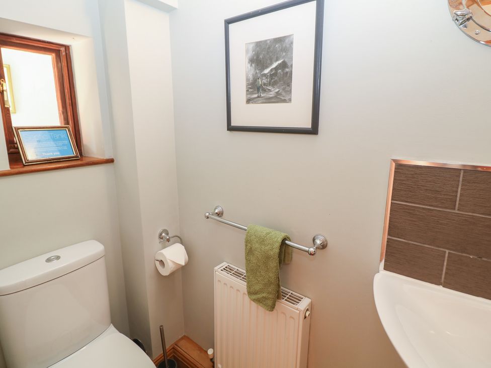 A bathroom featuring a toilet and hand basin at Green Farm Cottage Hognaston near Carsington Water