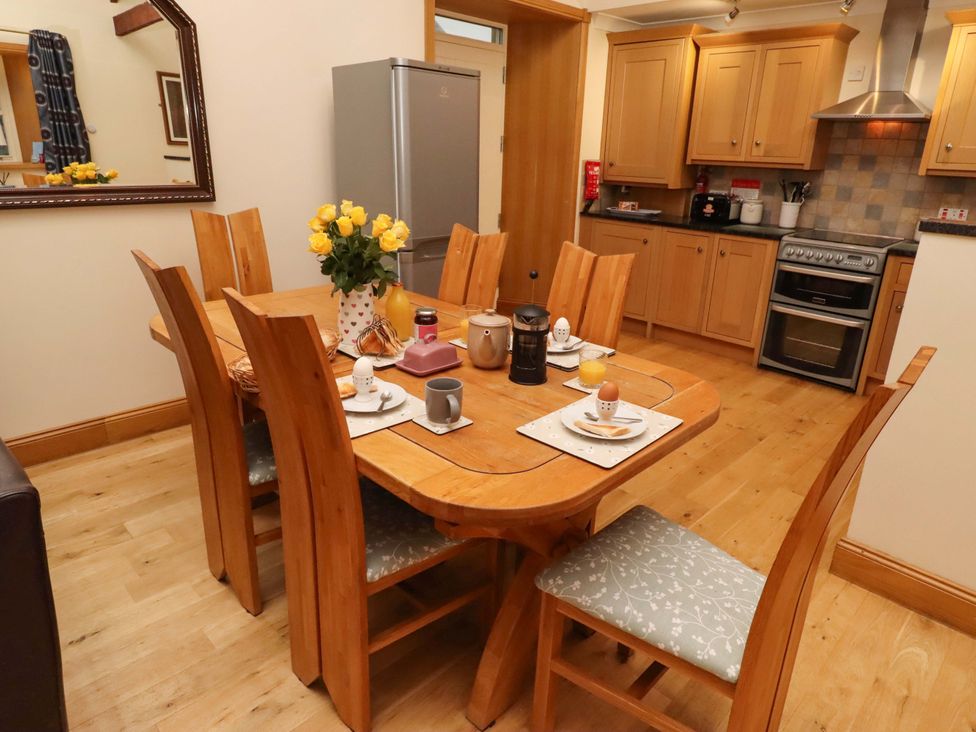 A dining room with a table and chairs at Stable D'or in Embleton