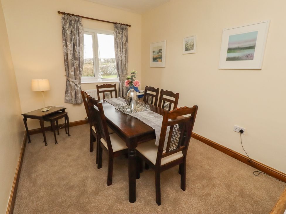 A dining room with a table and chairs at The Retreat in Embleton