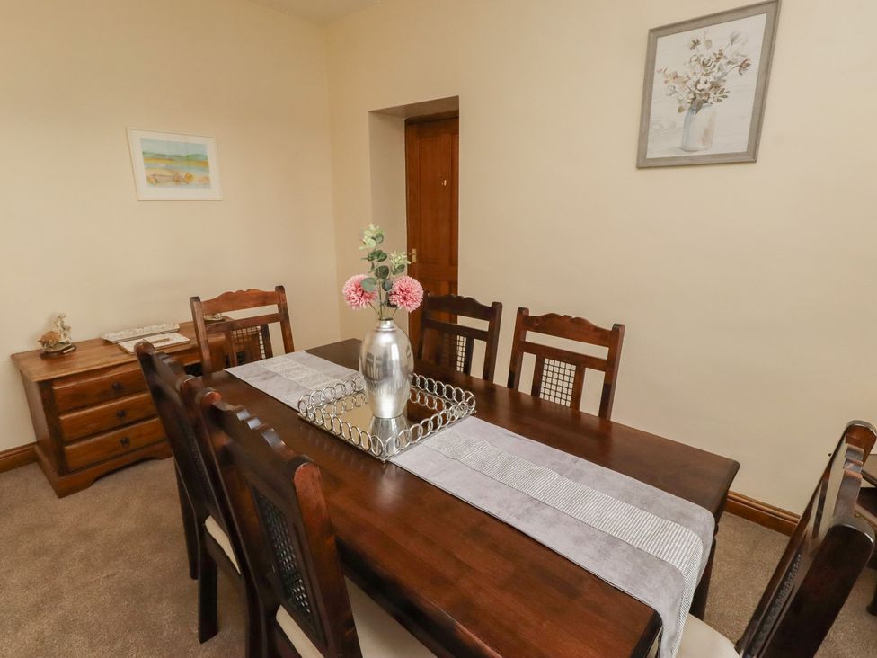 A dining room with a table and chairs at The Retreat in Embleton