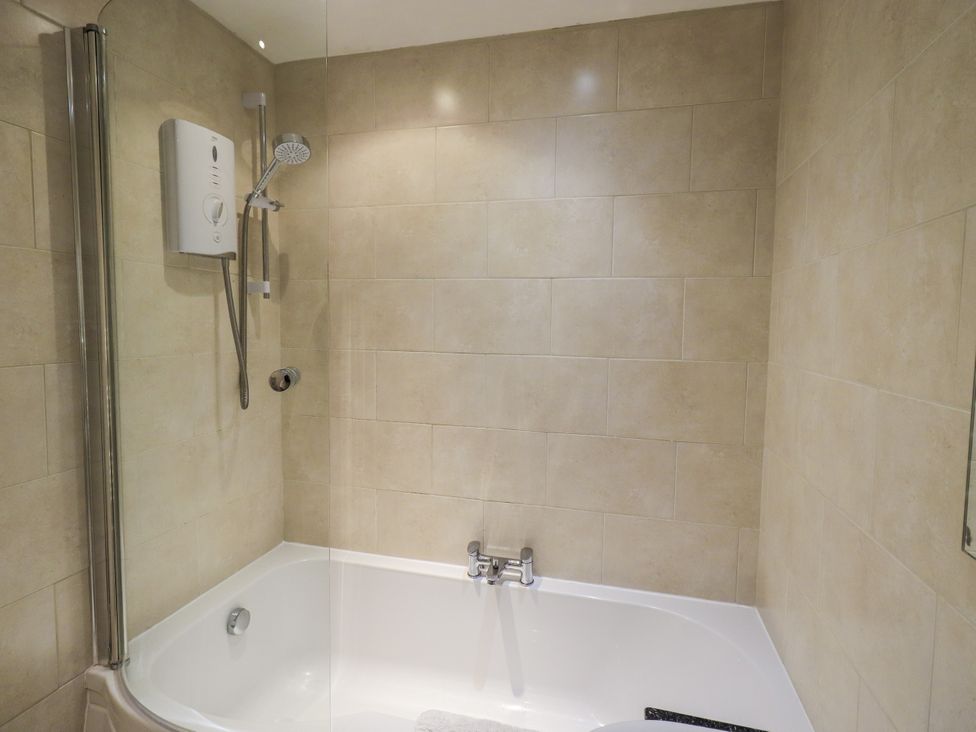 A bathroom featuring a bathtub and shower at Lakeland Loft in Windermere