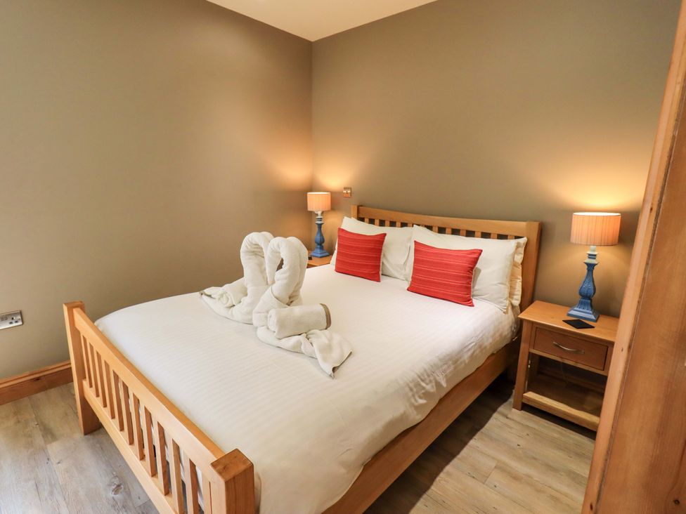 A bedroom with a bed and bedside lamps at Abbots Reading Mews 1 in Grizedale