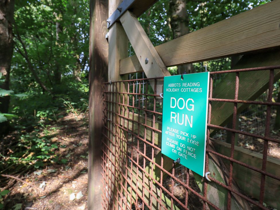 A sign indicating dog run instructions at Abbots Reading Mews 1 in Grizedale