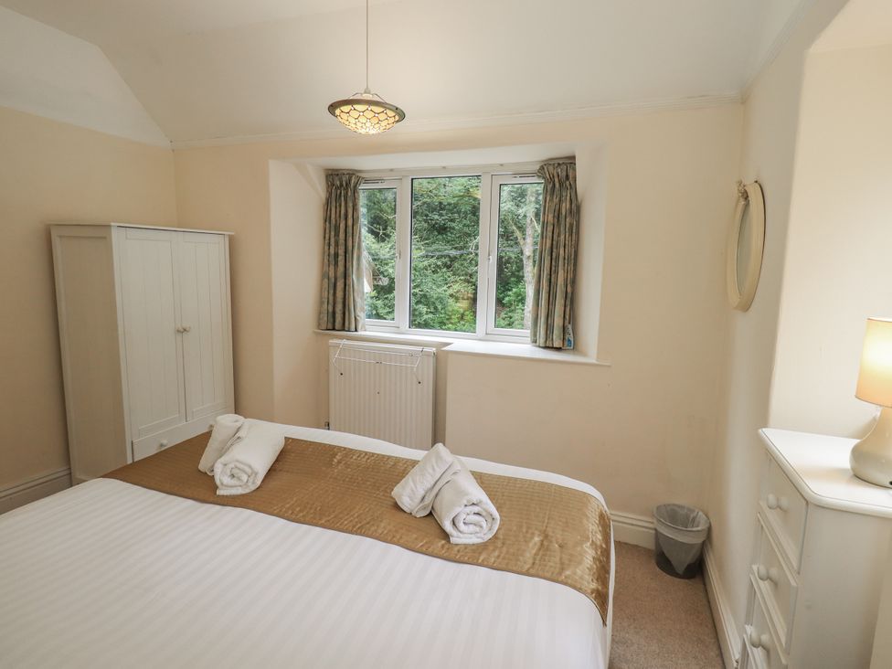 A bedroom with a bed and window at Miyanli Bowness