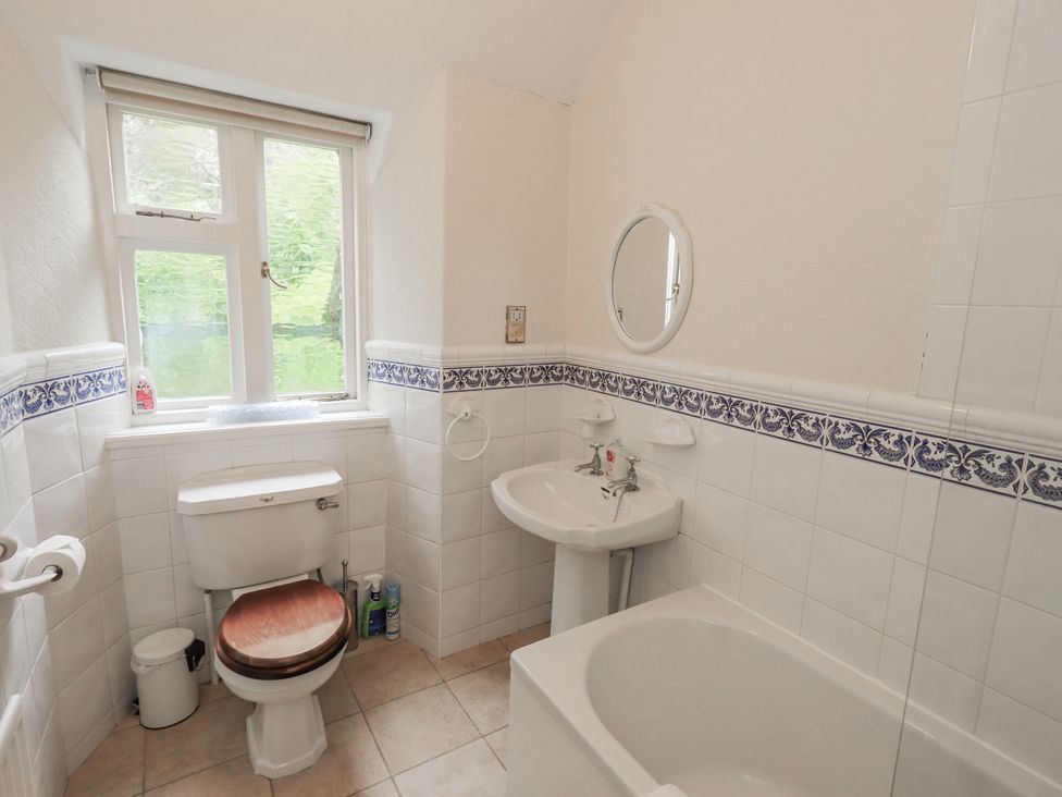 A bathroom with a toilet, sink, and bathtub at Miyanli in Bowness