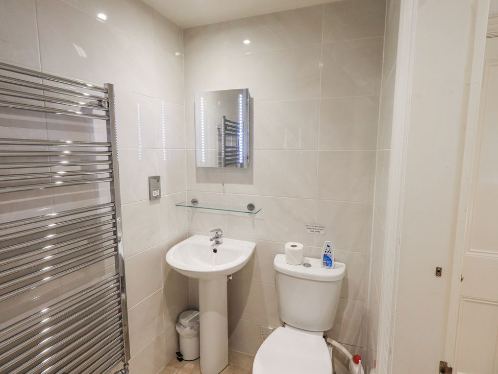 A bathroom with a sink and toilet at Miyanli in Bowness