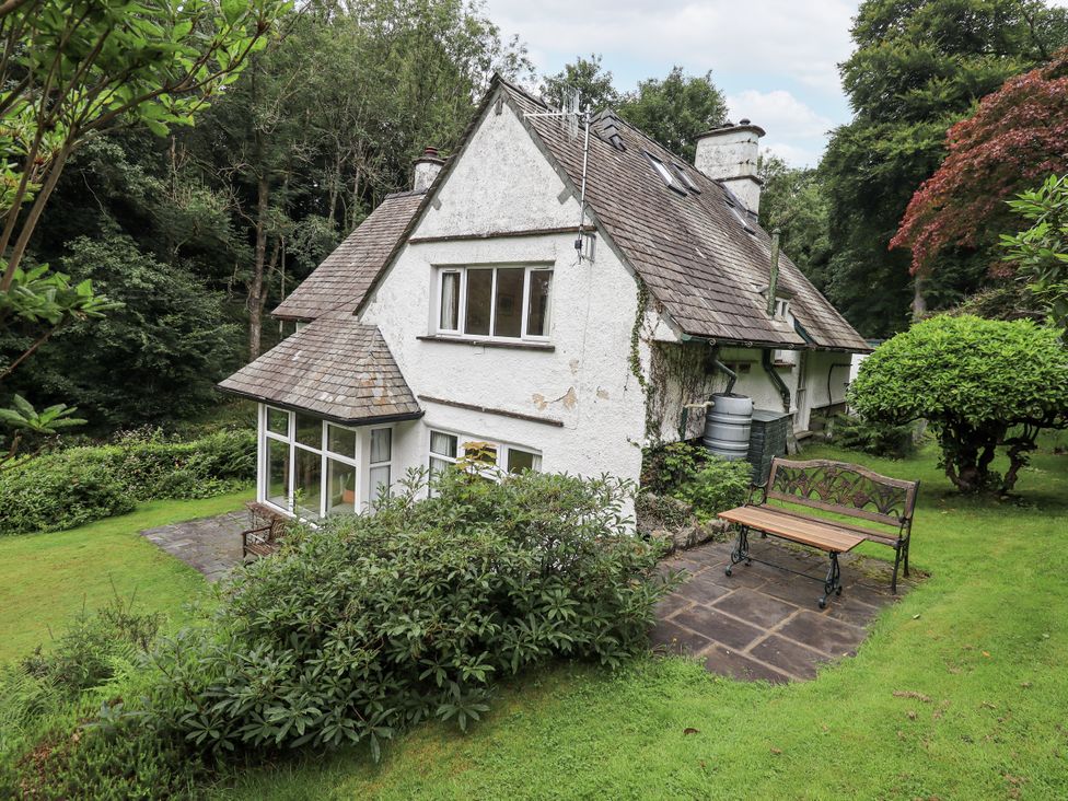 A house with a bench and garden at Miyanli in Bowness
