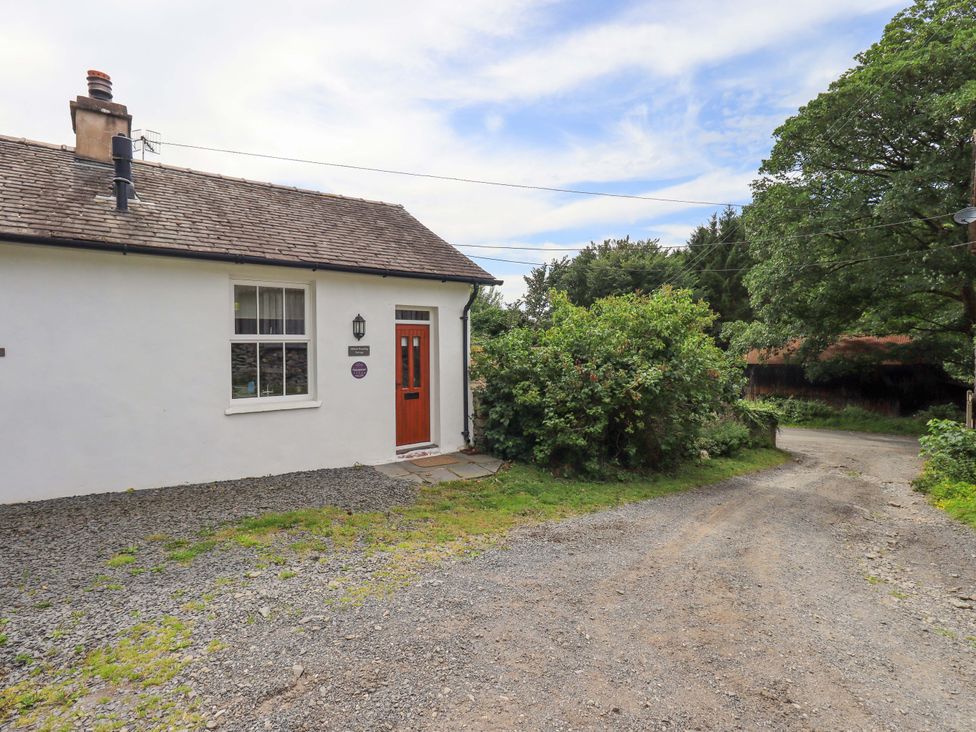 A cottage with a gravel pathway at Abbots Reading Cottage Lakeside