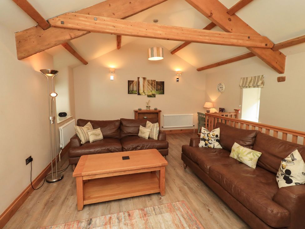 A living room with sofas and a coffee table at Abbots Reading Cottage in Lakeside