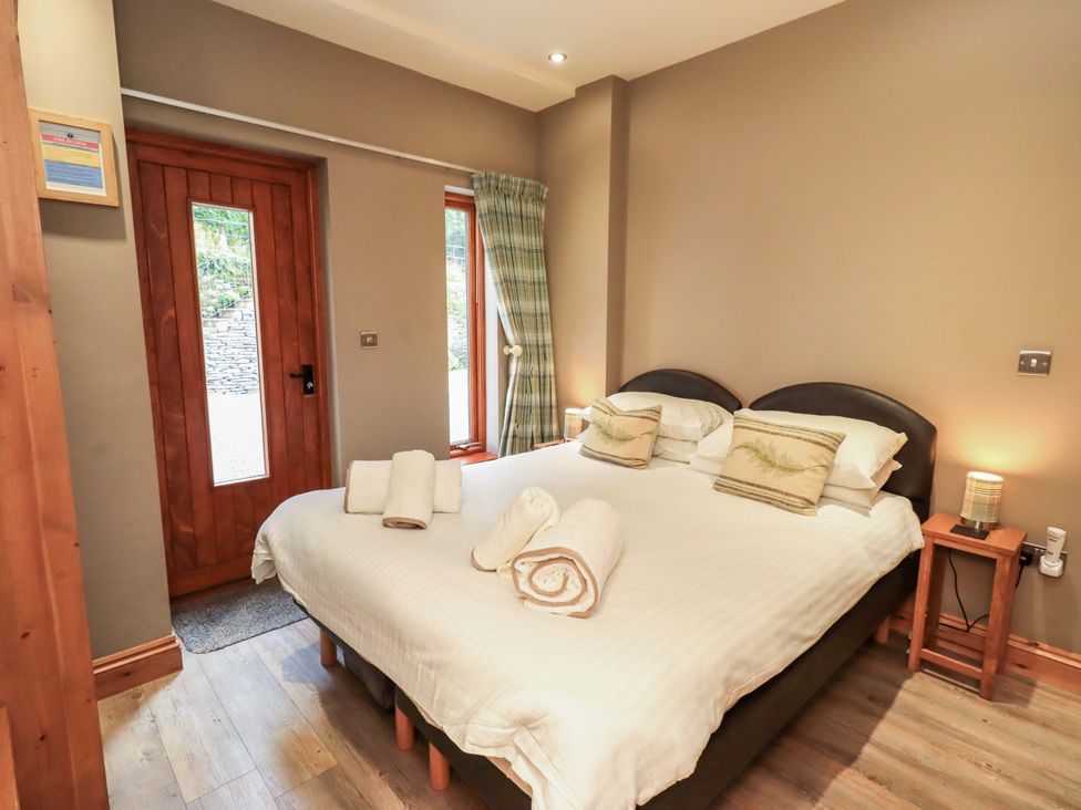 A bedroom with a bed and window at Abbots Reading Cottage in Lakeside