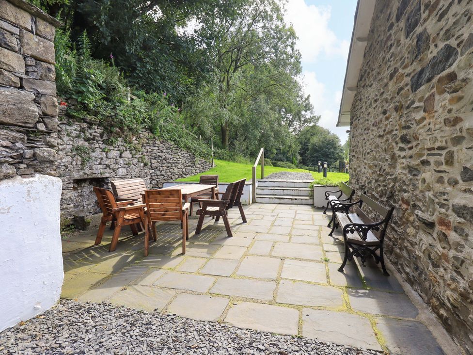 An outdoor seating area with a table and chairs at Abbots Reading Cottage Lakeside