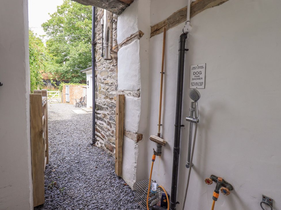 An outdoor area with a dog shower and gravel path at Abbots Reading Suite in Lakeside
