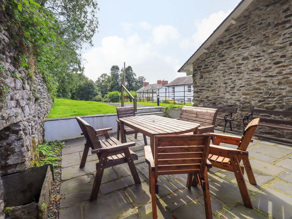 An outdoor area with a table and chairs at Abbots Reading Suite in Lakeside