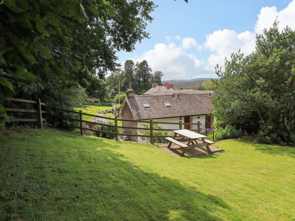 An outdoor area with a house and picnic bench at Abbots Reading Suite in Lakeside