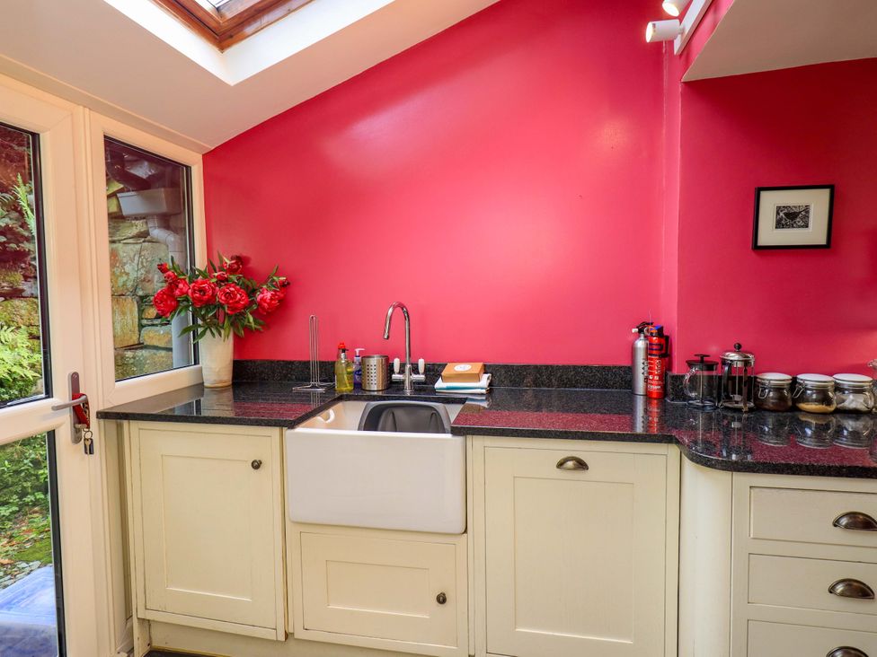 A kitchen with a sink and storage jars at Beck Steps in Chapel Stile