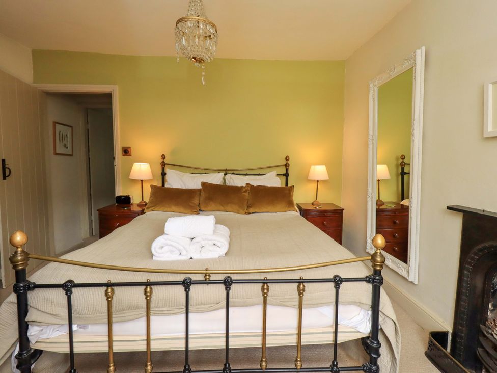 A bedroom with a bed and bedside tables at Beck Steps in Chapel Stile