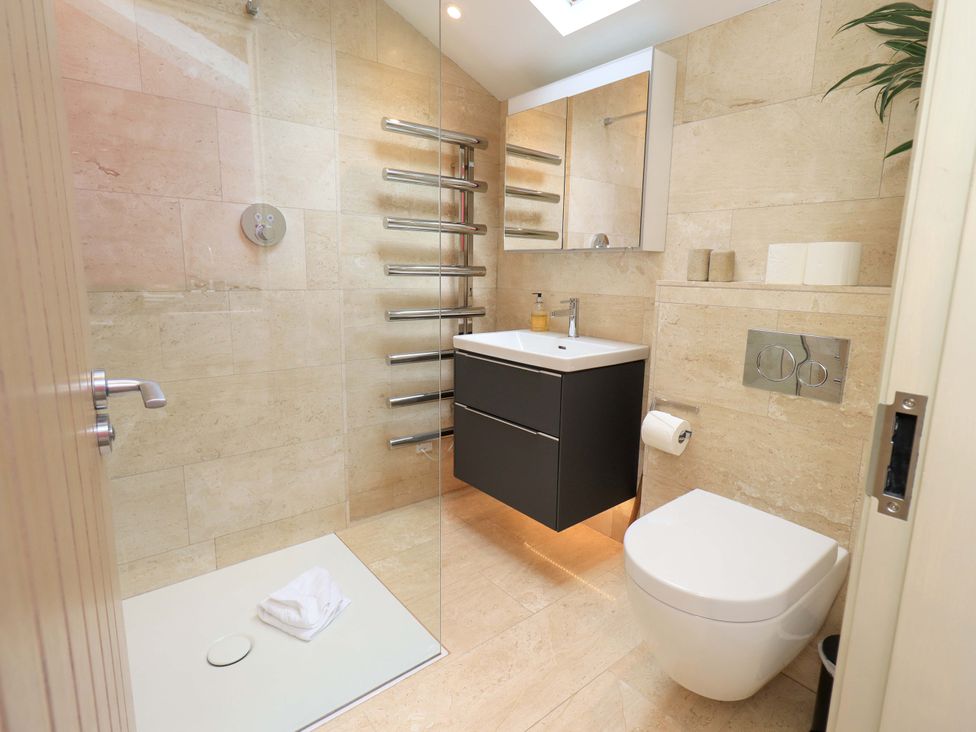 A bathroom with a shower, sink, and toilet at Beck Steps in Chapel Stile