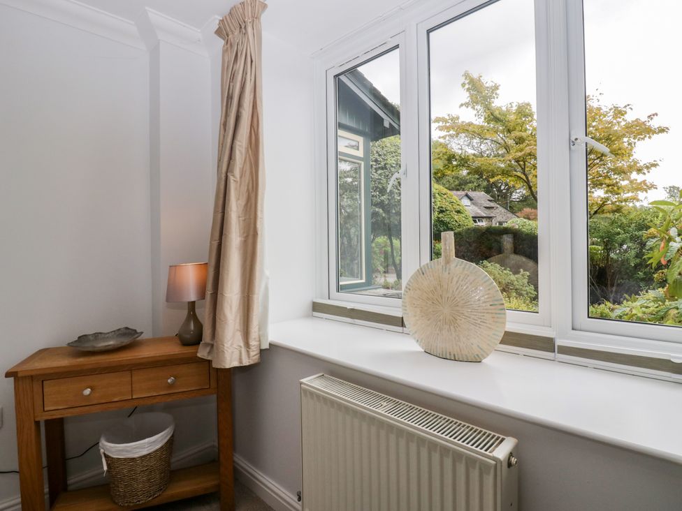 A room with a table and lamp at Middlerigg in Troutbeck