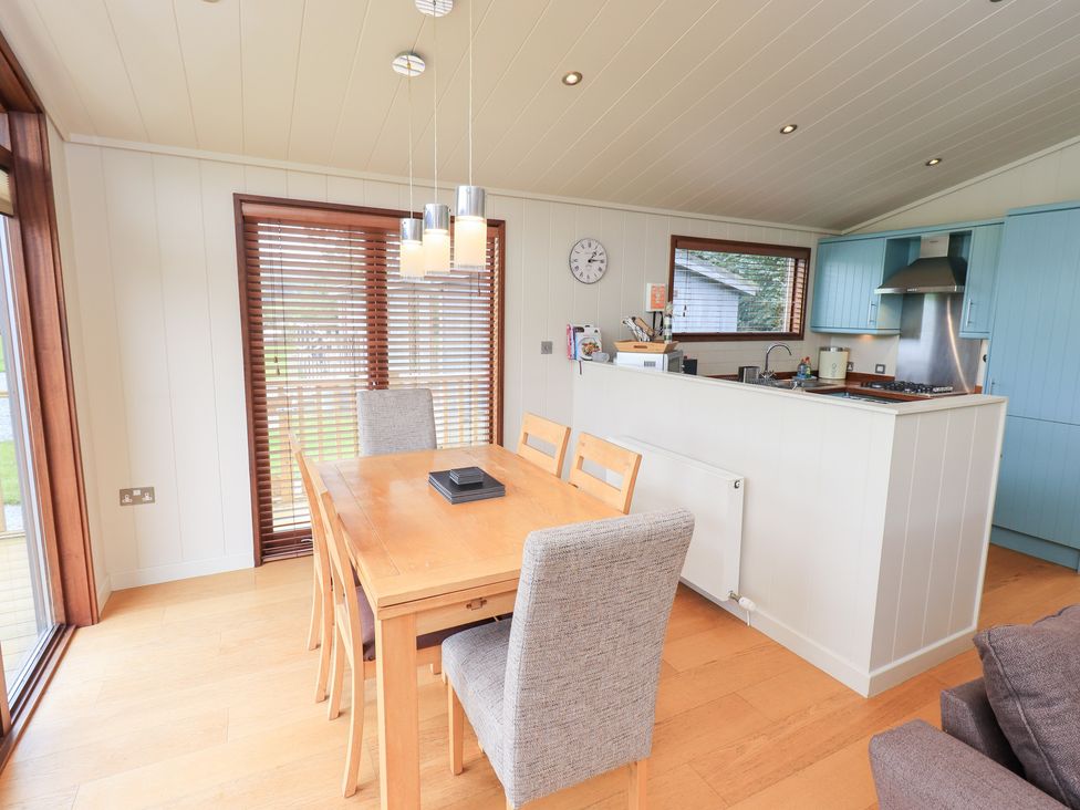 A dining room with a table and chairs at Thie Loghey in Hawkshead