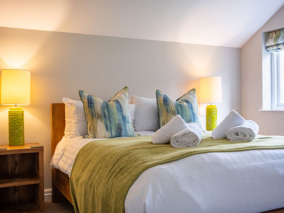 A bedroom with a bed and lamps at Goody Raise in Grasmere
