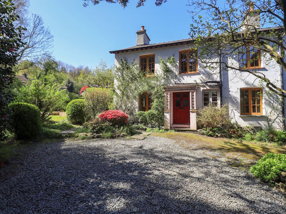 A house with garden and gravel driveway at Rose Cottage Coniston in coniston