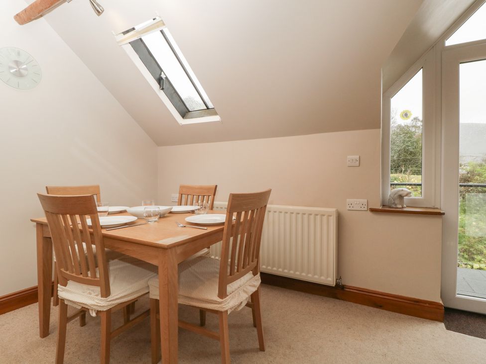 A dining area with a table and chairs at Cygnet Cottage Thornthwaite