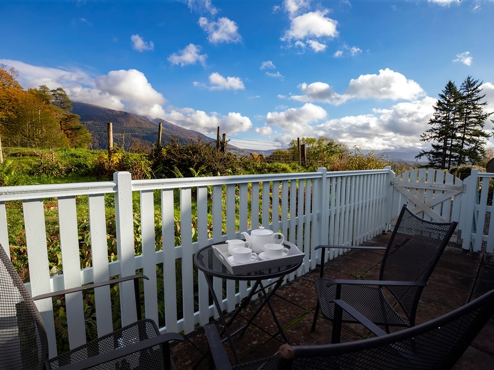 An outdoor seating area with a table and chairs at Cygnet Cottage in Thornthwaite