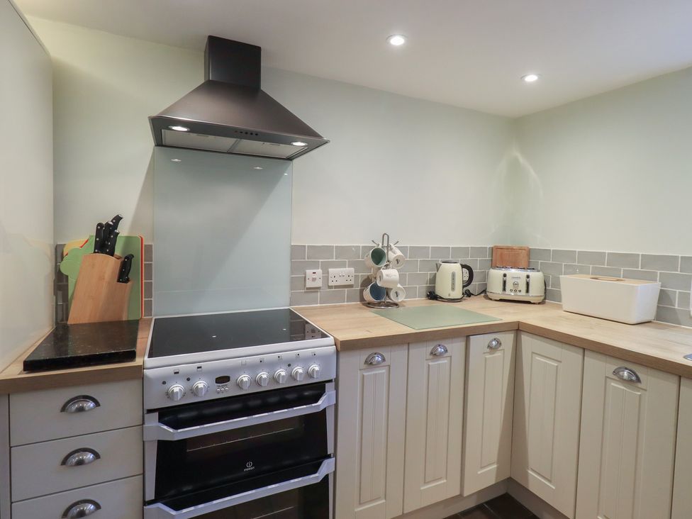 A kitchen with an oven, extractor fan, and kitchen appliances at Chapel Hill Cottage Ambleside