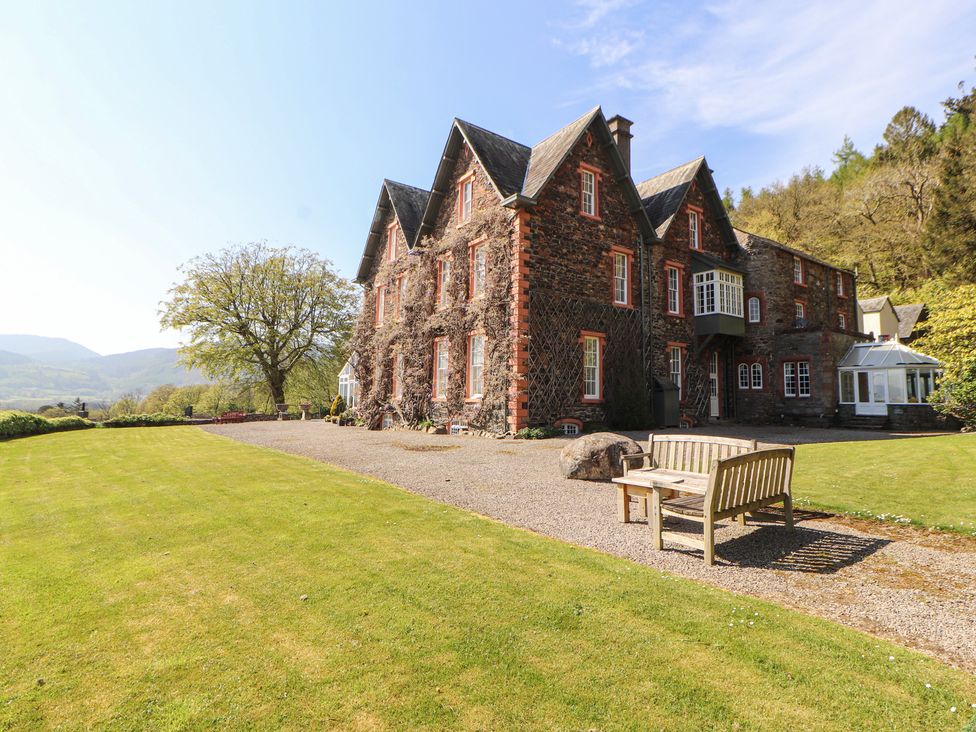 A house with a bench and garden in front at South View in Keswick