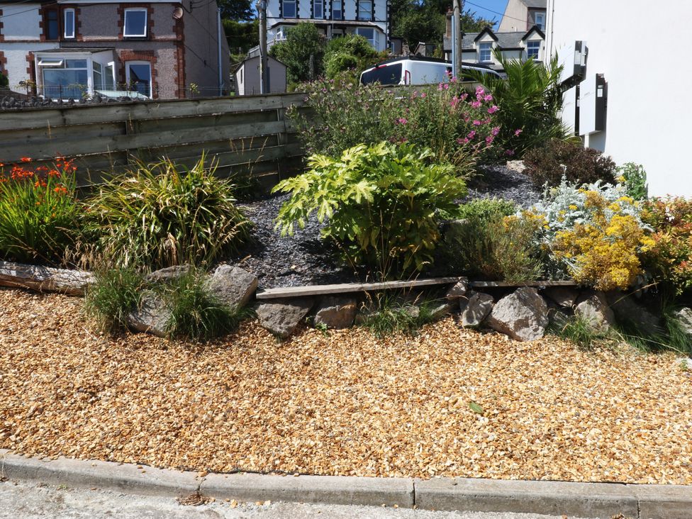 A garden with gravel and plants at Sea View in Llandudno