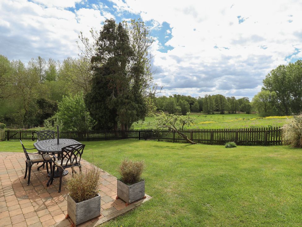 A garden with a table and chairs at Shepherd's Cottage in Claythorpe near Alford