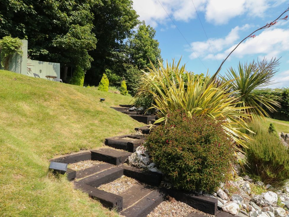 A garden with steps and plants at Ettrick Cottage in Rothesay