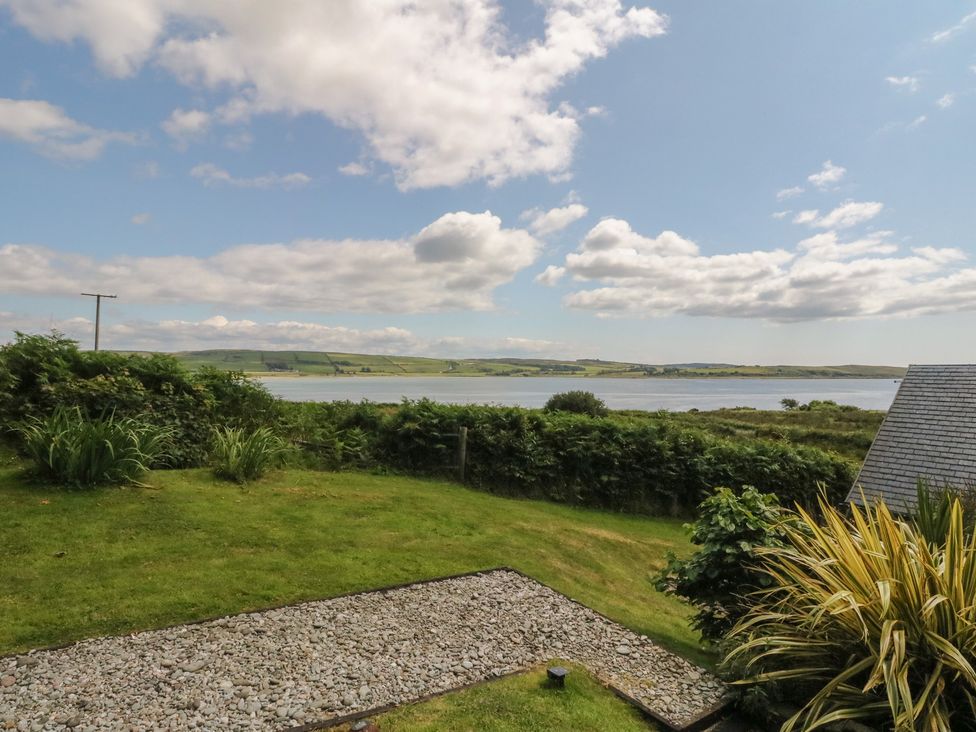 A view of water and grass at Ettrick Cottage in Rothesay