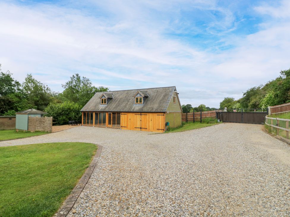 A house with a gravel driveway and a garage at The Coach House in Chacombe