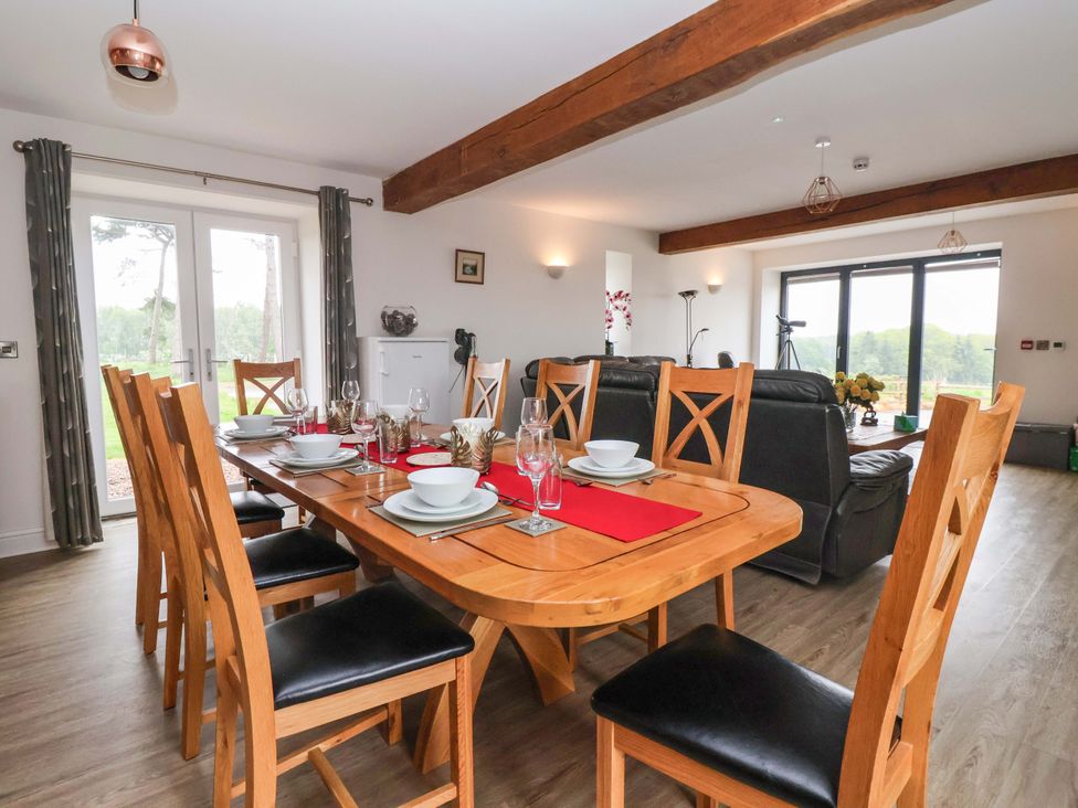 A dining room with a table and chairs at Ploughman's Rigg in Follifoot near Spofforth