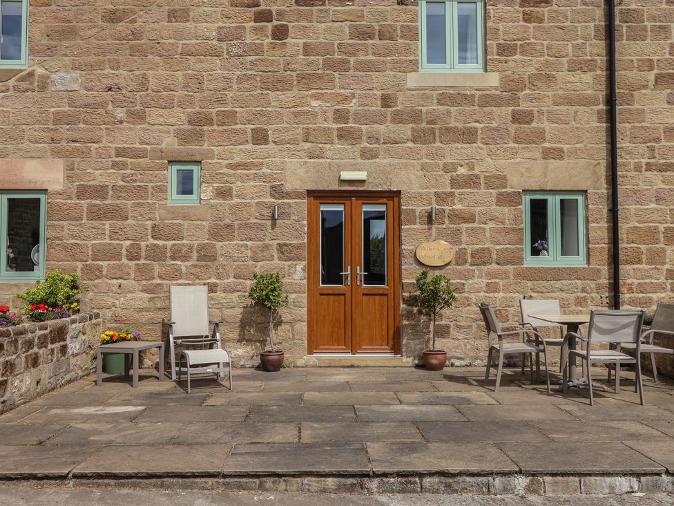 An outdoor area with a table and chairs at Miller's Wheel in Spofforth