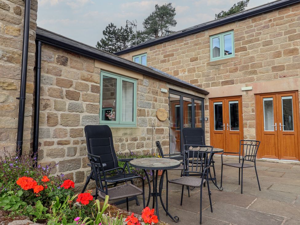 A table and chairs outside a stone building at Shepherd's Crook in Follifoot near Spofforth