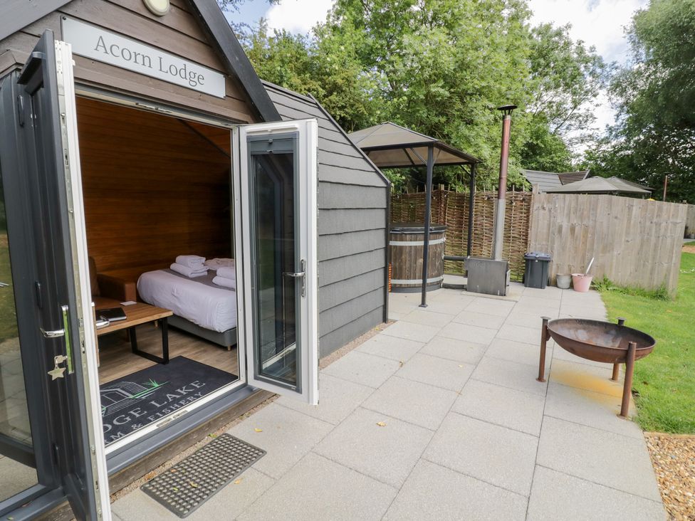 An outdoor area of Acorn Lodge at Bridge Lake Farm & Fishery in Chacombe