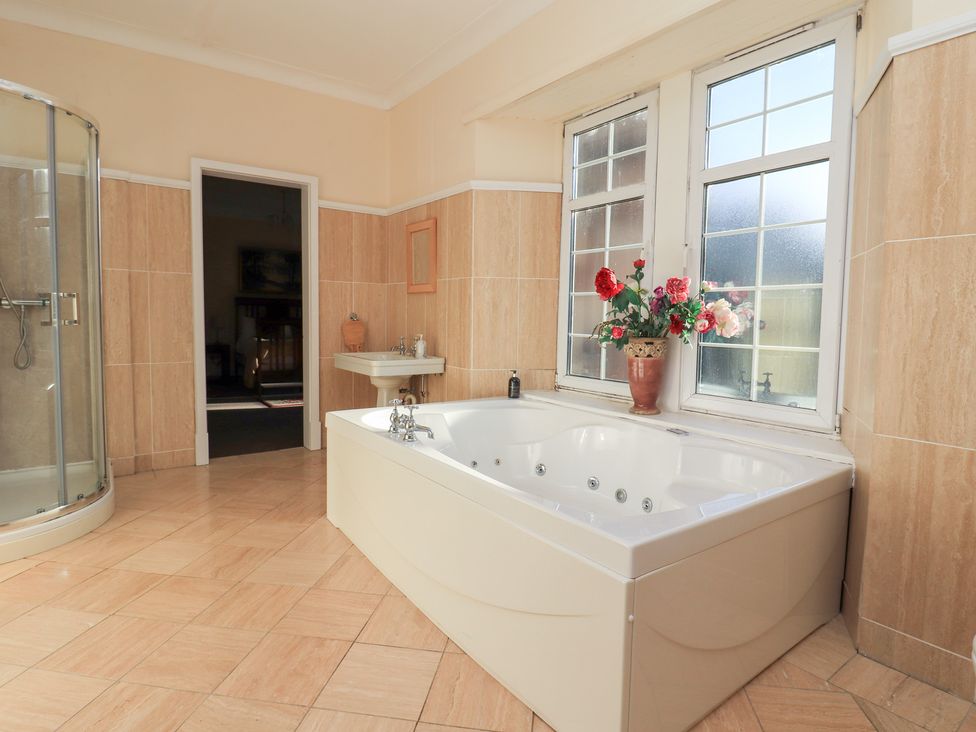 A bathroom featuring a bathtub, shower, and sink at Auchentroig House in Buchlyvie