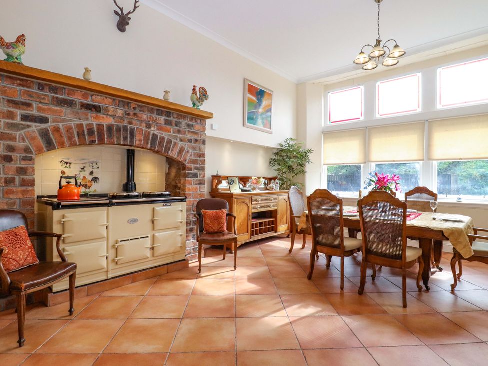 A kitchen with a dining area and an oven at Rob Roy Apartment in Buchlyvie