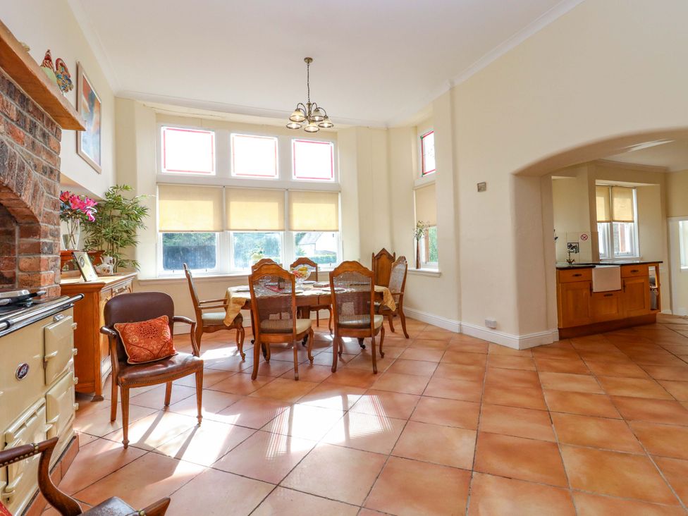 A dining room with a table and chairs at Rob Roy Apartment Buchlyvie